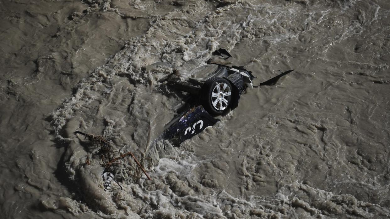 Ein Auto wurde vom Hochwasser des Fluss Roya in Frankreich mitgerissen.