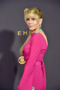 <p>Jane Fonda asistió a la entrega de los Emmy en este vestido fucsia, y dejó ver que luce espectacular a sus casi 80 años/Getty Images </p>