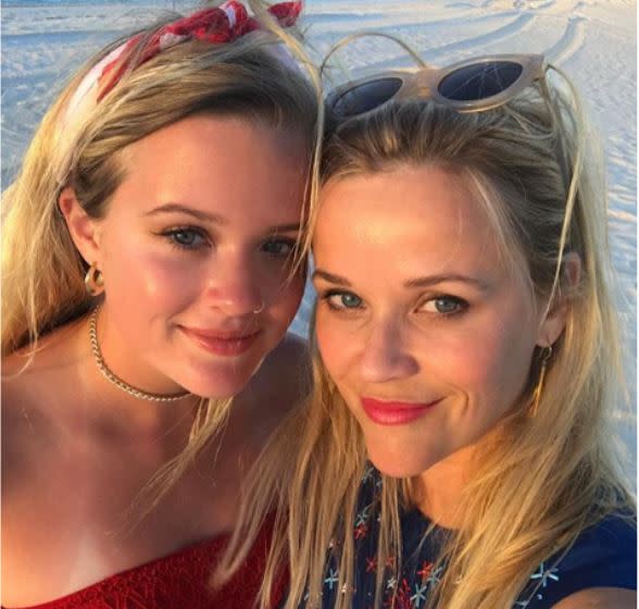 <p>L’actrice Reese Witherspoon et sa fille Ava Philippe se ressemblent comme deux gouttes d’eau. La mère et la fille postent souvent des photos en duos sur Instagram.<br> Crédit photo : Instagram Ava Phillippe </p>