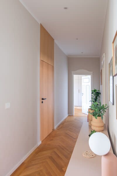Oak parquet restores the apartment’s original historic charm to the hallway while setting a warm and bright tone upon entering.