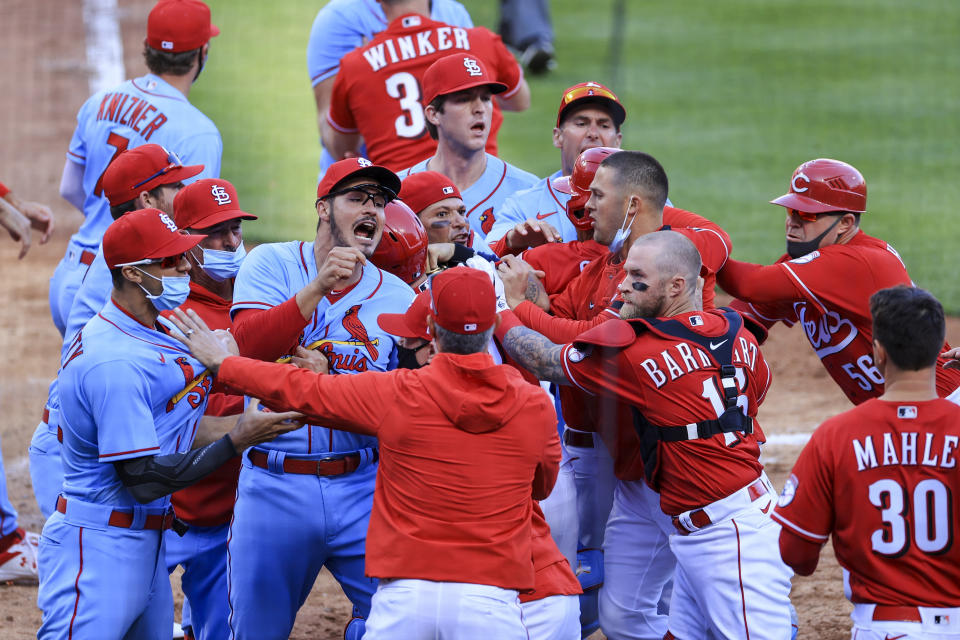 Los Cardenales de San Luis y los Rojos de Cincinnati riñen durante el juego del sábado 3 de abril de 2021 (AP Foto/Aaron Doster)