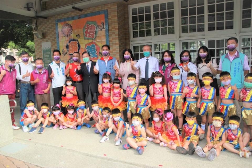 高雄市大東國小昨天舉行校園大型品德教育陶板裝置藝術落成典禮。（記者吳門鍵攝）