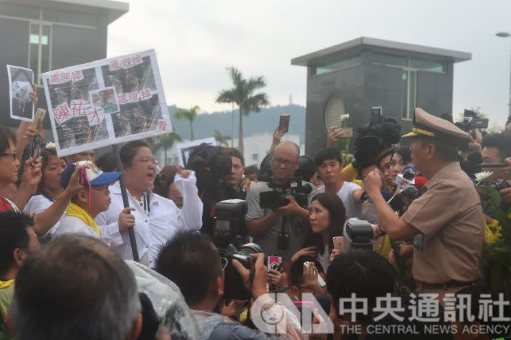 軍中發生虐殺狗事件，動保團體105年6月28日串聯到國防部前抗議，在國防部大門口以口號和標語表達心中的怒火。(資料照)