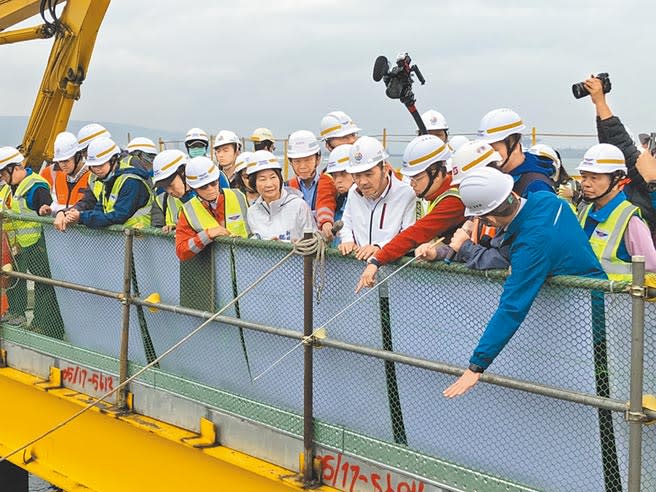 新北市長侯友宜13日視察淡江大橋強調，淡江大橋、淡海輕軌和淡北道路是解決淡水交通負荷的三支箭，淡江大橋更是台灣往來國外重要的門面工程。（李俊淇攝）