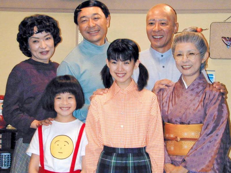 森迫永依（前排左）8歲時演出《櫻桃小丸子》真人版連續劇打開知名度。（翻攝自每日體育報）