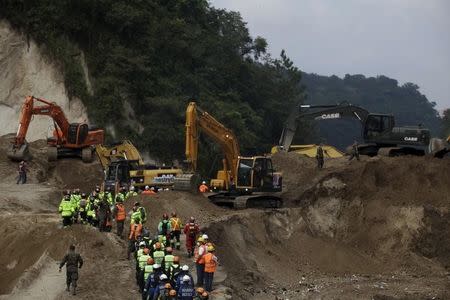 Rescue workers arrive at an area affected by a mudslide in Santa Catarina Pinula, on the outskirts of Guatemala City, October 5, 2015. REUTERS/Jose Cabezas