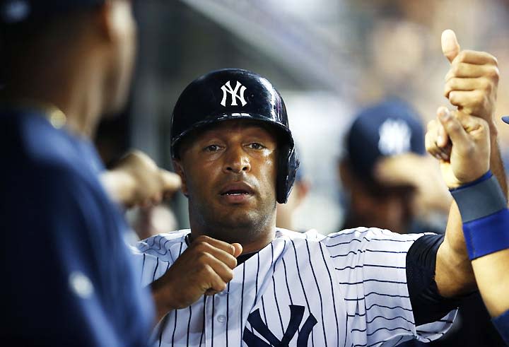 Toronto Blue Jays center fielder Vernon Wells makes a running