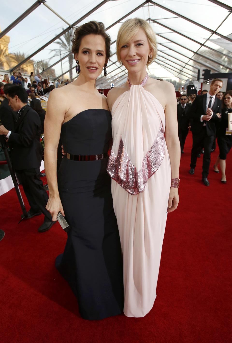 Actresses Jennifer Garner (L) and Cate Blanchett pose as they arrive at the 20th annual Screen Actors Guild Awards in Los Angeles, California January 18, 2014. REUTERS/Mario Anzuoni (UNITED STATES - Tags: ENTERTAINMENT) (SAGAWARDS-ARRIVALS)