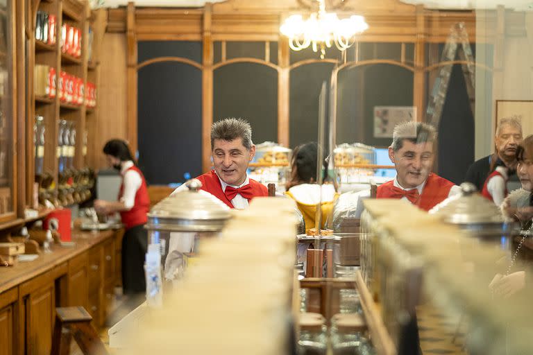 Detrás de la barra, uno de los lugares de trabajo de Héctor que es el mozo de mayor antigüedad de El Gato Negro