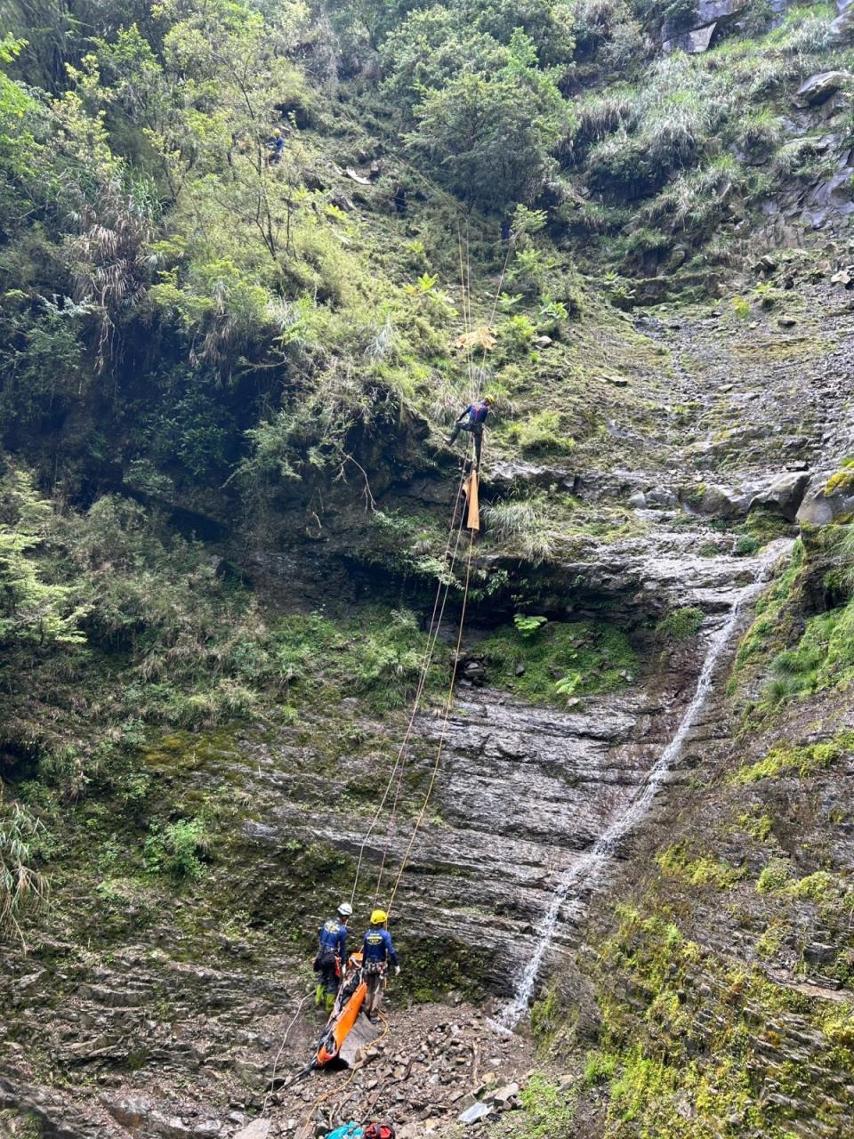 搜救人員在150米深峭壁發現遺體，克服險峻地形，將遺體上拉。嘉義縣消防局提供