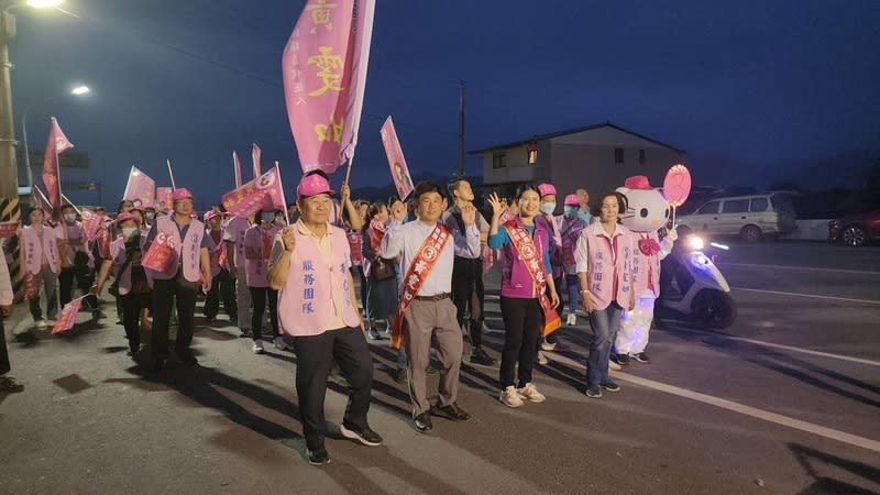 宜蘭議員補選  黃雯如選前之夜掃街拜票 宜蘭縣選委會13日將舉行第4選舉區（員山鄉）議員 補選，國民黨支持的無黨籍候選人黃雯如（前右2） 12日晚間在丈夫、員山鄉長張宜樺（前右3）及宜蘭 縣長林姿妙（前右）等人陪同下，從競選總部出發沿 路拜票。 （黃雯如競選辦公室提供） 中央社記者王朝鈺傳真  113年4月12日 