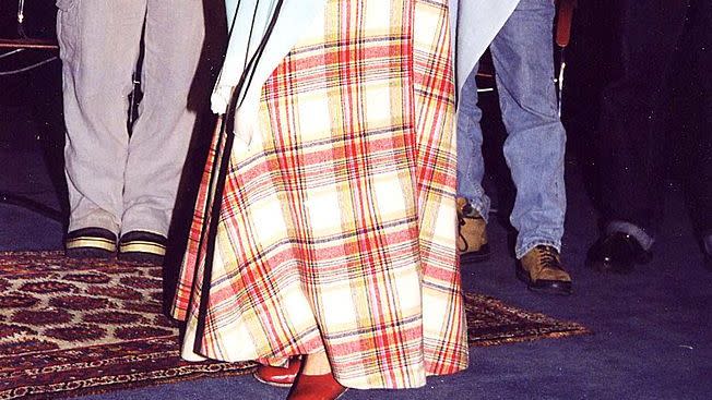 best 90s fashion trends, woman, sarah jessica parker, wearing a plaid skirt and long top