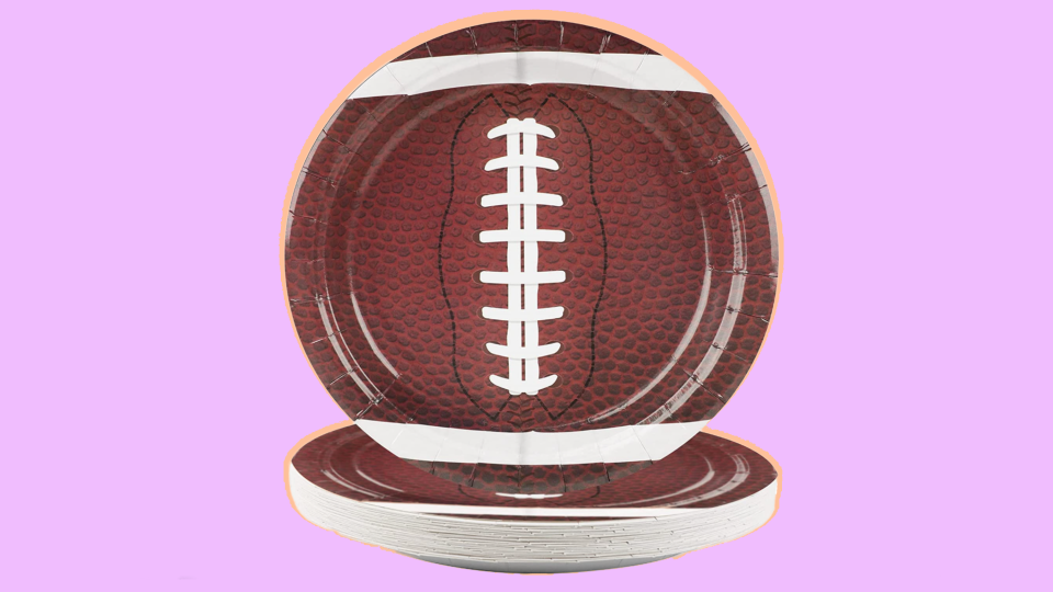 17 items you need to host an awesome Super Bowl party: Football-shaped plates from Gisgfim