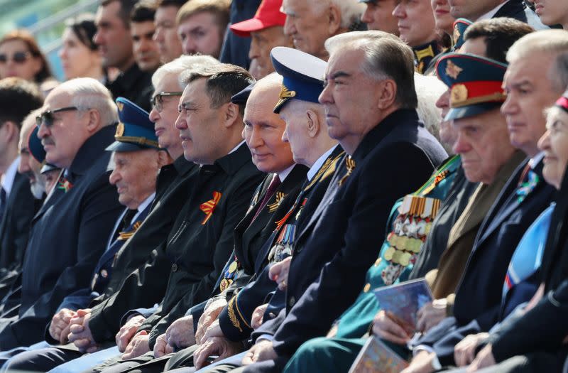 Participantes, entre ellos el presidente ruso Vladimir Putin, asisten a un desfile militar en el Día de la Victoria, que marca el 78º aniversario de la victoria sobre la Alemania nazi en la Segunda Guerra Mundial, en la Plaza Roja en el centro de Moscú, Rusia