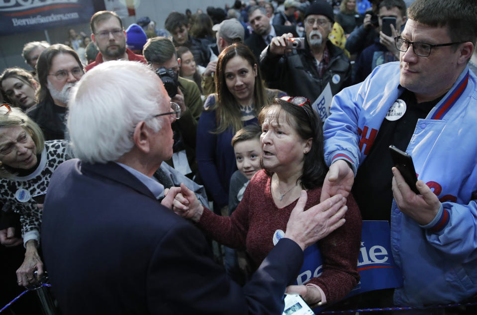 El aspirante a la nominación presidencial demócrata Bernie Sanders (de espalda) saluda a algunos asistentes a un acto suyo en Sioux City, Iowa, el 26 de enero del 2020. (AP Photo/John Locher)