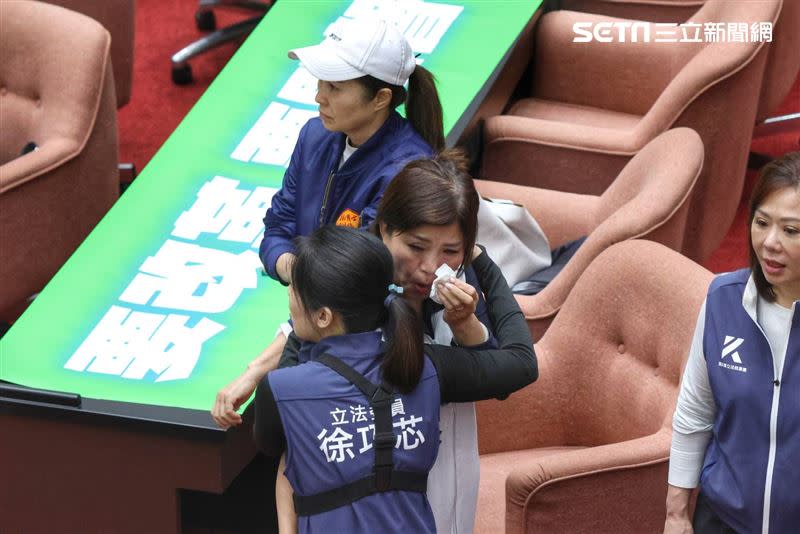 麥玉珍哭，徐巧芯給擁抱安慰。（圖／記者楊澍攝影）