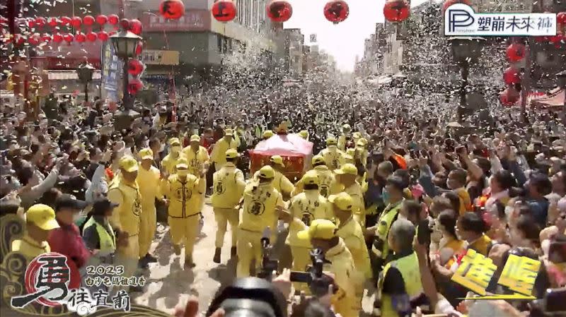 粉紅超跑三進三出衝入北港朝天宮，現場歡聲雷動彩帶滿天。（圖／寶島神很大）