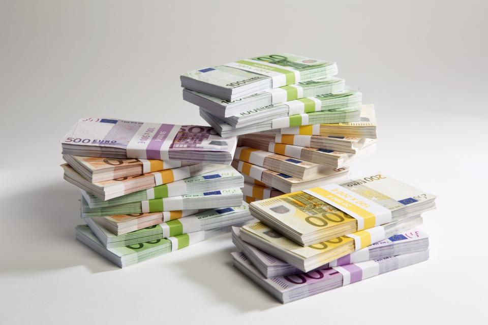 <p>Für Barmittel gelten bei der Einreise innerhalb der EU und aus dem Nicht-EU-Ausland gleiche Regeln: Geldscheine, Münzen und Wertpapiere dürfen bis 10.000 Euro mitgeführt werden, alles darüber hinaus ist anmeldepflichtig. </p>