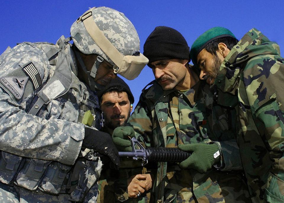 El capitán del Ejército de los Estados Unidos Kevin Mercer, oficial a cargo del Equipo de Entrenamiento del Cuerpo 205, observa mientras un entrenador del Ejército Nacional Afgano ajusta el emplazamiento de un rifle M-16 en Kandahar, Afganistán, el 23 de enero de 2008. <a href="https://www.flickr.com/photos/soldiersmediacenter/2257656685/" rel="nofollow noopener" target="_blank" data-ylk="slk:US Army / Flickr;elm:context_link;itc:0;sec:content-canvas" class="link ">US Army / Flickr</a>, <a href="http://creativecommons.org/licenses/by/4.0/" rel="nofollow noopener" target="_blank" data-ylk="slk:CC BY;elm:context_link;itc:0;sec:content-canvas" class="link ">CC BY</a>