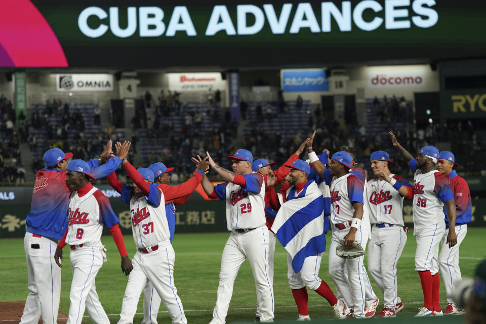 Los jugadores de Cuba celebran la victoria 4-3 ante Australia en los cuartos de final del Clásico Mundial de béisbol, el miércoles 15 de marzo de 2023, en Tokio. (AP Foto/Toru Hanai)