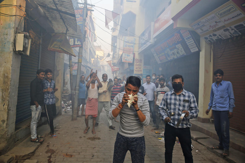 Indians bang pans, blow con shells and claps in show of appreciation to health care workers in Prayagraj, India, Sunday, March 22, 2020. India is observing a 14-hour "people's curfew" called by Prime Minister Narendra Modi in order to stem the rising coronavirus caseload in the country of 1.3 billion. For most people, the new coronavirus causes only mild or moderate symptoms. For some it can cause more severe illness (AP Photo/Rajesh Kumar Singh)