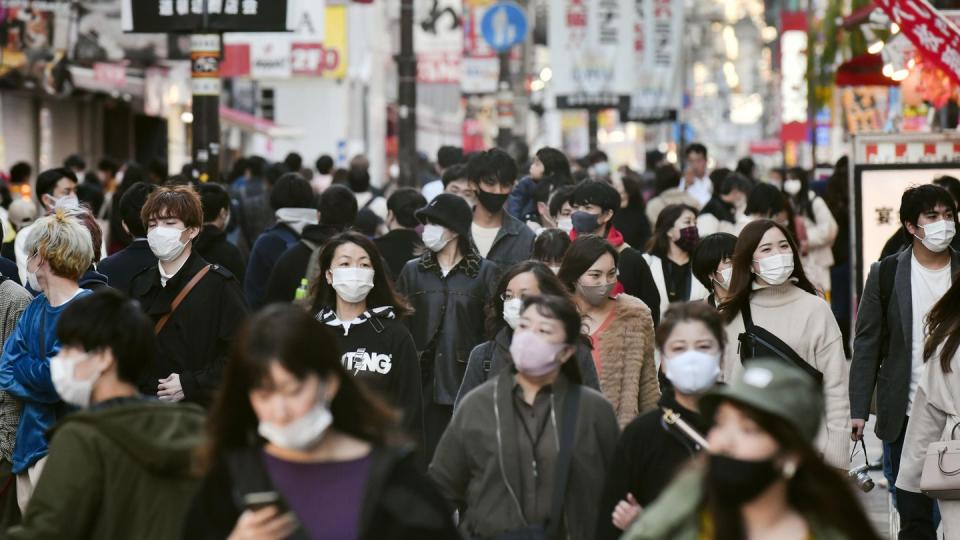 Angesichts niedriger Geburtenraten altert Japan so rasant wie keine andere Industrienation der Welt. Straßenszene in Osaka.