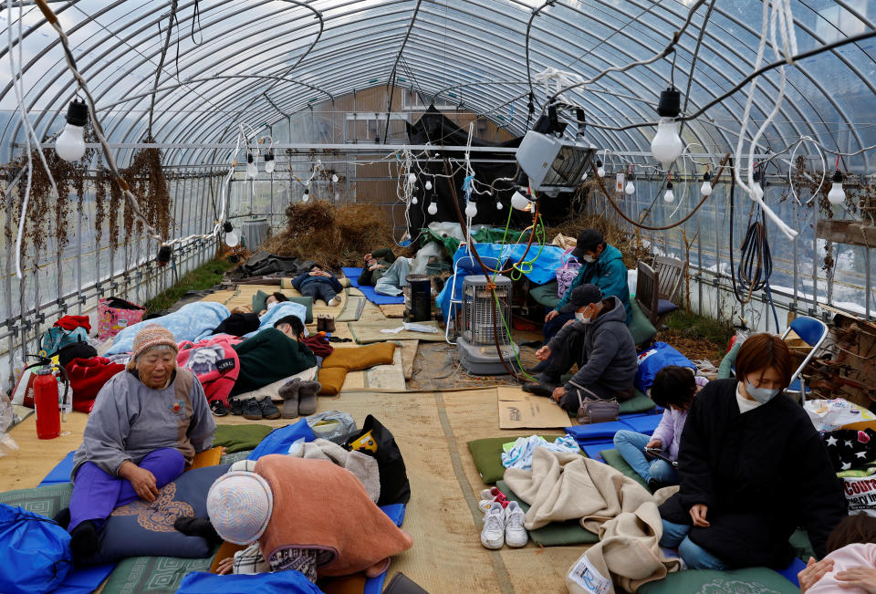 日本石川縣輪島地震發生後，民眾被疏散安排在改建為避難所的溫室裡休息，（路透社）