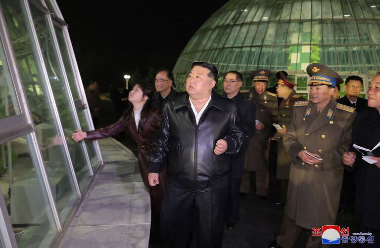 Esta foto tomada el 15 de marzo de 2024 y publicada por la Agencia Central de Noticias Coreana (KCNA) oficial de Corea del Norte el 16 de marzo muestra a Kim Jong-un y su hija Ju-ae visitando el Invernadero Integral de Gangdong en Pyongyang. (KCNA VIA KNS / AFP)