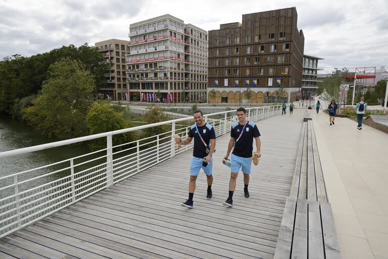 Los jugadores de hockey Federico Monja y Matías Rey caminando por la Villa Olímpica