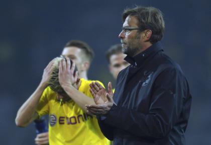 Coach Jurgen Klopp (R) and Kevin Kampl of Borussia Dortmund react after their Champions League round of 16 second leg soccer match against Juventus in Dortmund March 18, 2015. REUTERS/Ina Fassbender (GERMANY - Tags: SPORT SOCCER)