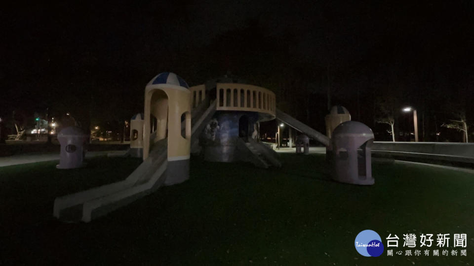 嘉義公園太空城堡遊戲場，夜間照明完全不⾜，進⼊夜晚成為恐怖⽚場景／郭定緯提供<br /><br />
