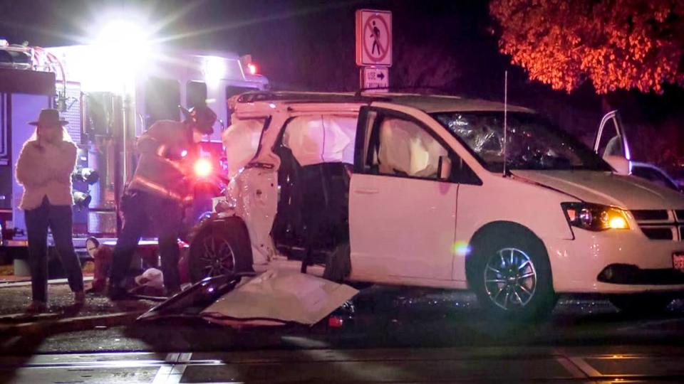 Un bombero inspeccionando la sección trasera de una camioneta después de que estuviera involucrada en una colisión con un tren mientras estaba detenida en el tráfico en Shields Avenue, cerca de Wishon, en Fresno, el martes 1º de diciembre de 2020. El tráfico estaba atascado mientras los autos ingresaban a Van Ness Avenue en el primer día de Christmas Tree Lane.