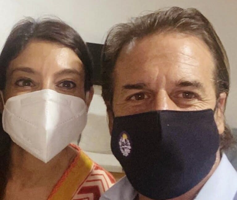 Lacalle Pou junto a la doctora Novello, que le realiza la intervención capilar