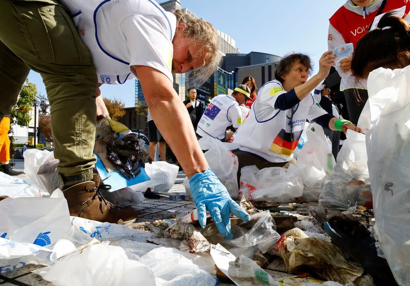 Trash picking competition known as "Spogomi World Cup" in Tokyo