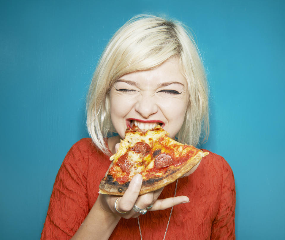 Der Klassiker: Bei großem Hunger zu hastig in die Pizza gebissen – und schon leidet die Zunge. (Bild: Getty Images)