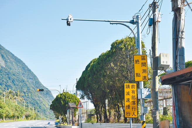 花蓮警方日前在舊蘇花公路（台9丁線）和中至和仁路段設置「區間測速」設備，全段限速40公里，不過目前仍在試運轉中。（羅亦晽攝）