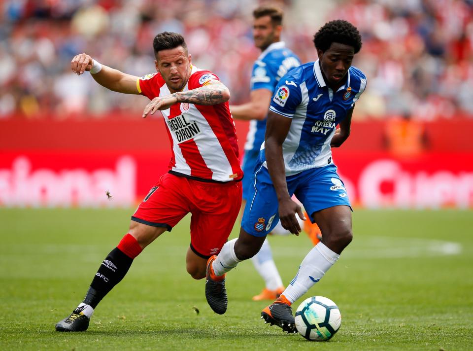 El centrocampista colombiano del RCD Espanyol, Carlos Sánchez (d), disputa el balón con el centrocampista del Girona, Aday Benítez (i), durante el partido de la trigésima cuarta jornada de Liga de Primera División diputado en el Campo Municipal de Montilivi (Foto EFE/Enric Fontcuberta)