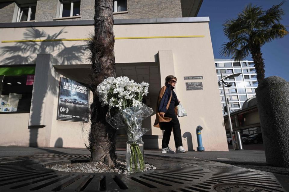 Las personas dejaron flores blancas al lado del edificio donde vivía la familia (AFP vía Getty Images)