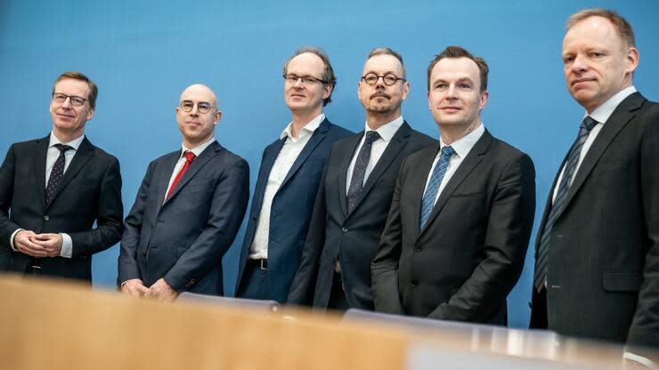 Michael Hüther (l-r), Direktor des Instituts der deutschen Wirtschaft Köln, Gabriel Felbermayr, Präsident des Institut für Weltwirtschaft Kiel, Sebastian Dullien, Direktor des Instituts Makroökonomie und Konjunkturforschung, Peter Bofinger, Julius-Maximilians-Universität Würzburg, Jens Südekum, Heinrich-Heine-universität Düsseldorf, und Clemens Fuest, Präsident ifo Institut, Leibnitz-Institut für Wirtschaftsforschung Uni München, nehmen an einer Pressekonferenz der Wirtschaftsforschungsinstitute zu den Folgen der Corona-Krise teil. Foto: dpa