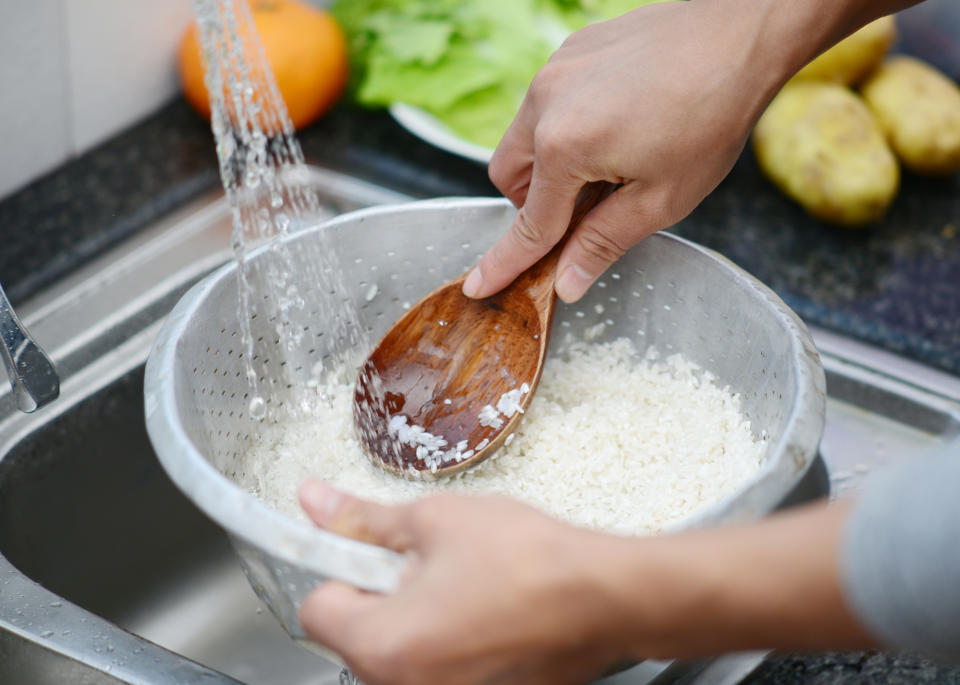 Die Zubereitung von Reis gelingt besser, wenn du ihn vor dem Kochen wäschst. (Bild: Getty Images)