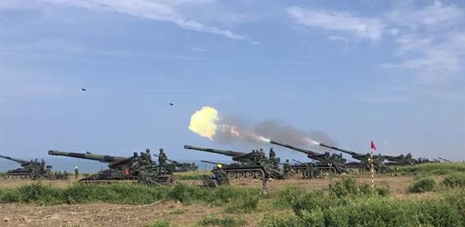 漢光演習「天雷操演」枋山滿豐陣地登場，重砲射擊場面壯觀。（謝佳潾攝）