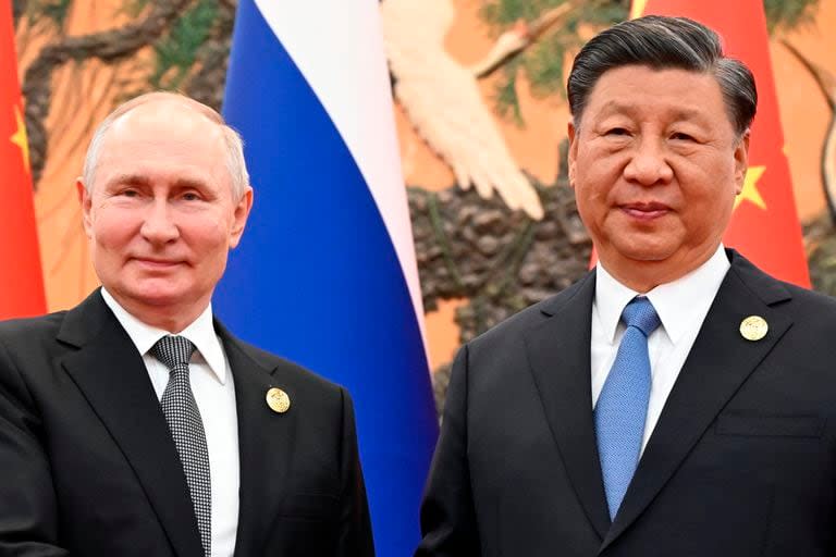 El presidente de Rusia, Vladimir Putin, y el presidente de China, Xi Jinping, posan para una foto antes de sus conversaciones en Pekín, el miércoles 18 de octubre de 2023. (Sergei Guneyev, Sputnik, imagen del pool del Kremlin via AP)