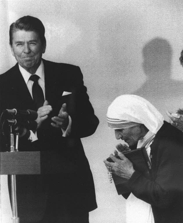 Then US president Ronald Reagan applauds after giving Mother Teresa the Presidential Medal of Freedom in 1985