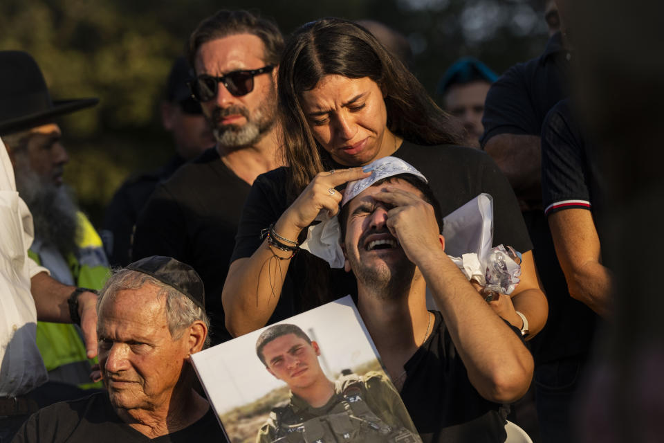 Familiares lloran durante el funeral del sargento israelí Shay Arvas en el cementerio militar de Holon, en las afueras de Tel Aviv, Israel, el 2 de noviembre de 2023. (Foto AP/Bernat Armangue, Archivo)