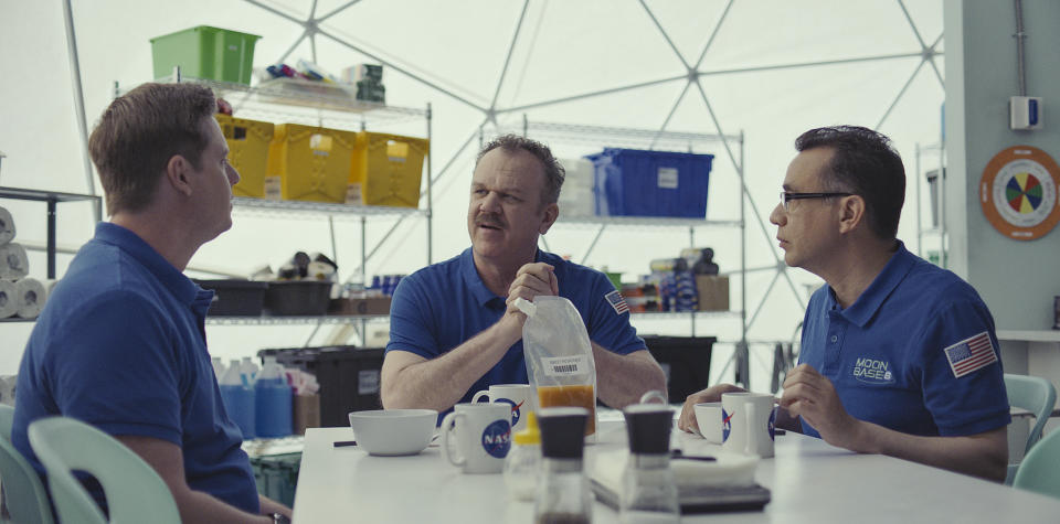 En esta imagen difundida por Showtime, Tim Heidecker, John C. Reilly y Fred Armisen, de izquierda a derecha, en una escena de la serie de comedia "Moonbase 8", que se estrena el domingo. (Showtime via AP)