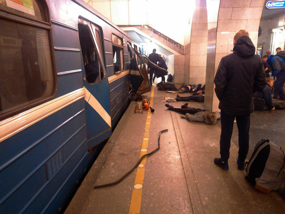 Víctimas de la explosión en un tren subterráneo de San Petersburgo, Rusia en la estación Tekhnologichesky Institut el 3 de abril del 2017. (AP Photo/DTP&ChP St. Peterburg via AP)