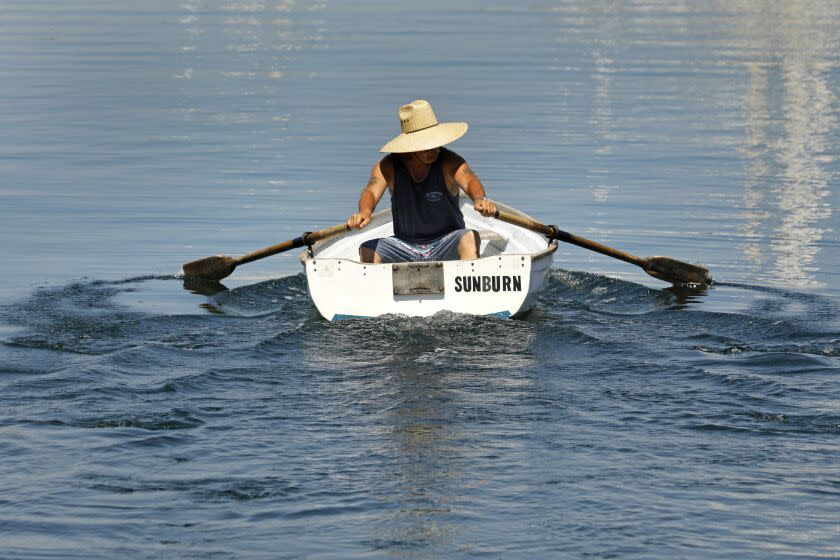 Los Angeles, California-Sept 5, 2022-Bill Morris of Wilmington, CA, prepares his dingy Sunburn for a paddle at Cabrillo Way Marina on Sept. 5, 2022. As the temperature remains high on Labor Day 2022, people had to the waterfront for relief, Sept. 5, 2022. (Carolyn Cole / Los Angeles Times)