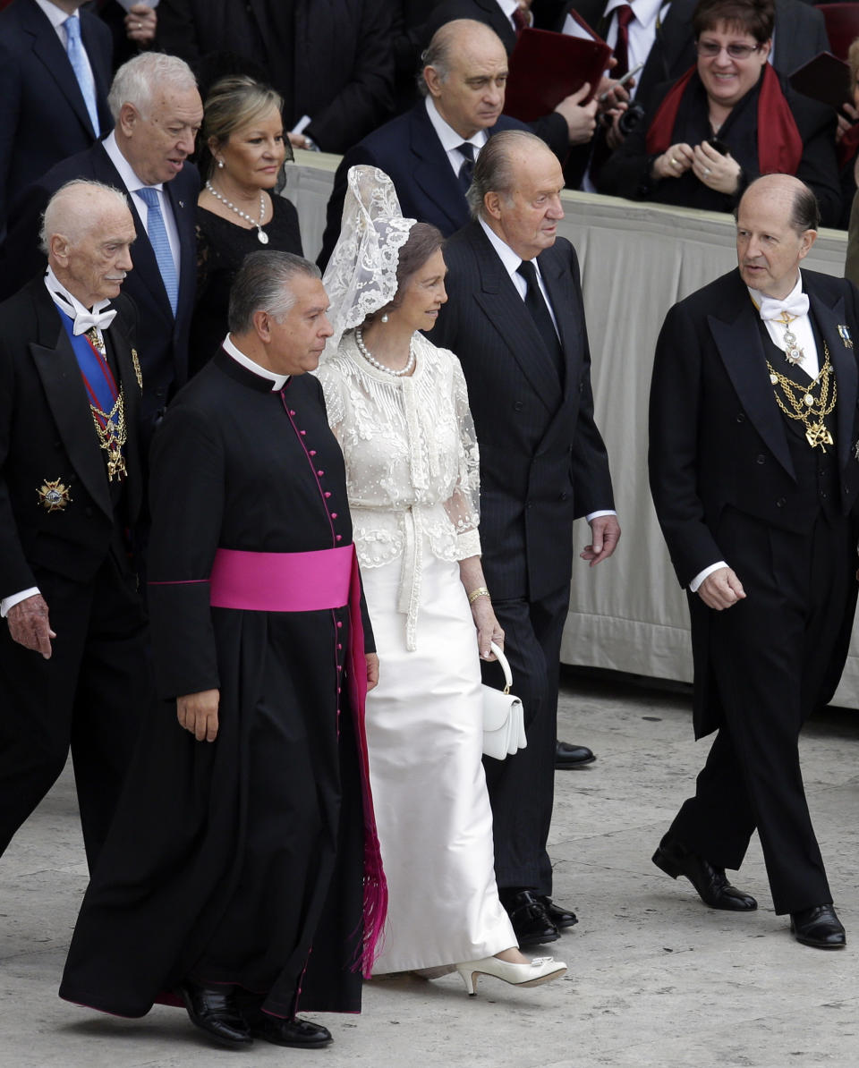 Spain's King Juan Carlos and Queen Silvia arrive for a solemn celebration led by Pope Francis I where two Popes, John Paul II and John XXIII, were canonized, in St. Peter's Square at the Vatican, Sunday, April 27, 2014. (AP Photo/Alessandra Tarantino)