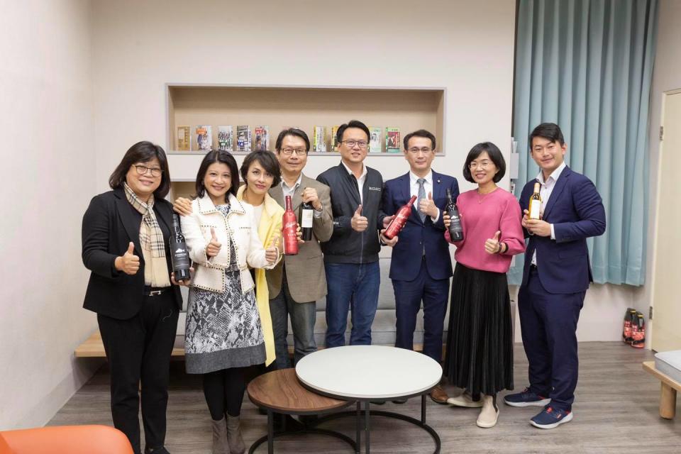 邱議瑩今號召立委集結，共同響應全球挺澳洲葡萄酒運動。   圖:邱議瑩臉書