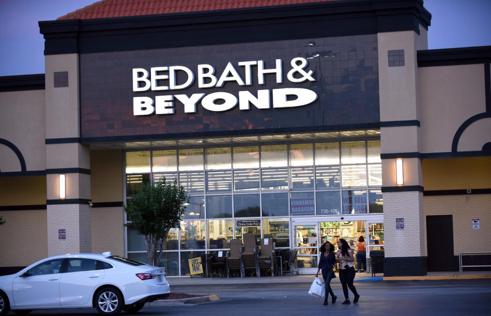 Пакупнікі бачаць каля крамы Bed Bath & Beyond у Арланда, штат Фларыда, 13 красавіка 2019 г. на фоне паведамленняў аб тым, што кампанія плануе зачыніць 40 крам з-за зніжэння продажаў і адкрыць 15 іншых. (Фота Пола Хэнэсі/NurPhoto праз Getty Images)